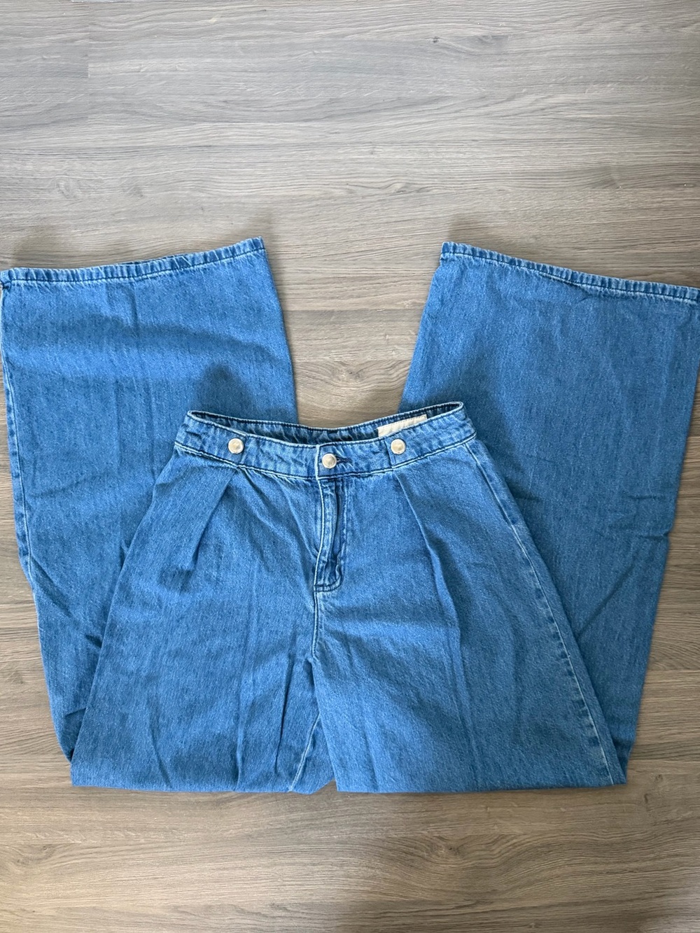 Zara NWOT High Waisted Medium Wash Pleated Wide Leg Jeans with Button Detail